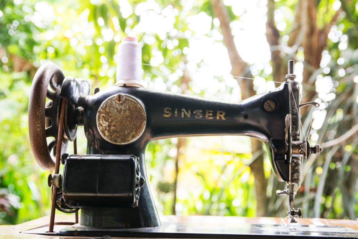 A Complete Guide To Singer Sewing Machine Models, History, And Value (2)