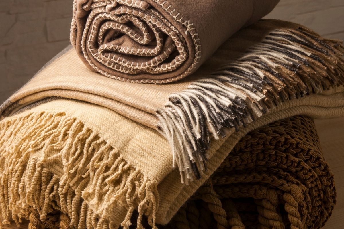 Bed Blankets Vs Throw Blankets - What's The Difference?