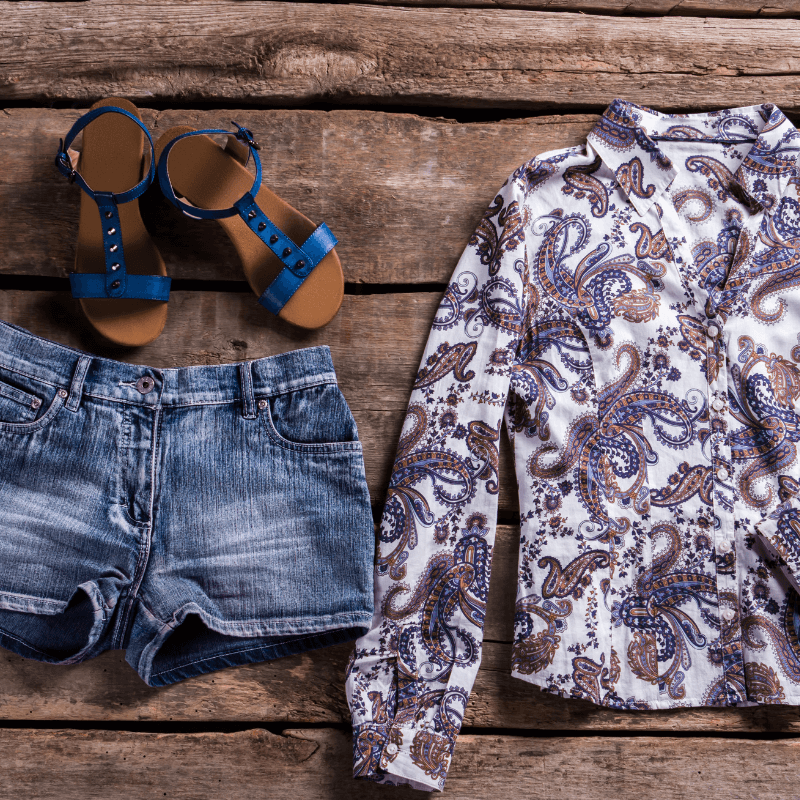 what color shirt goes with blue shorts